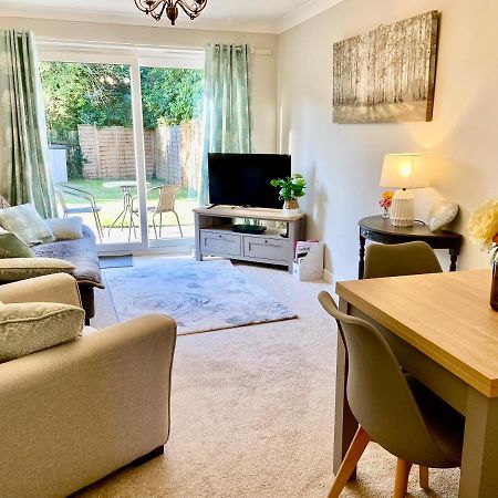 Cosy Bungalow Near Open Countryside 费利克斯托 外观 照片