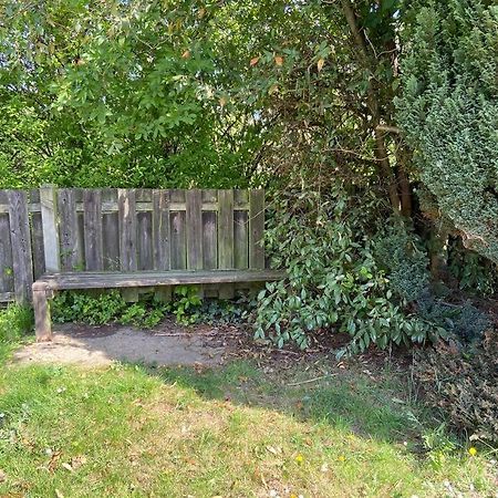 Cosy Bungalow Near Open Countryside 费利克斯托 外观 照片