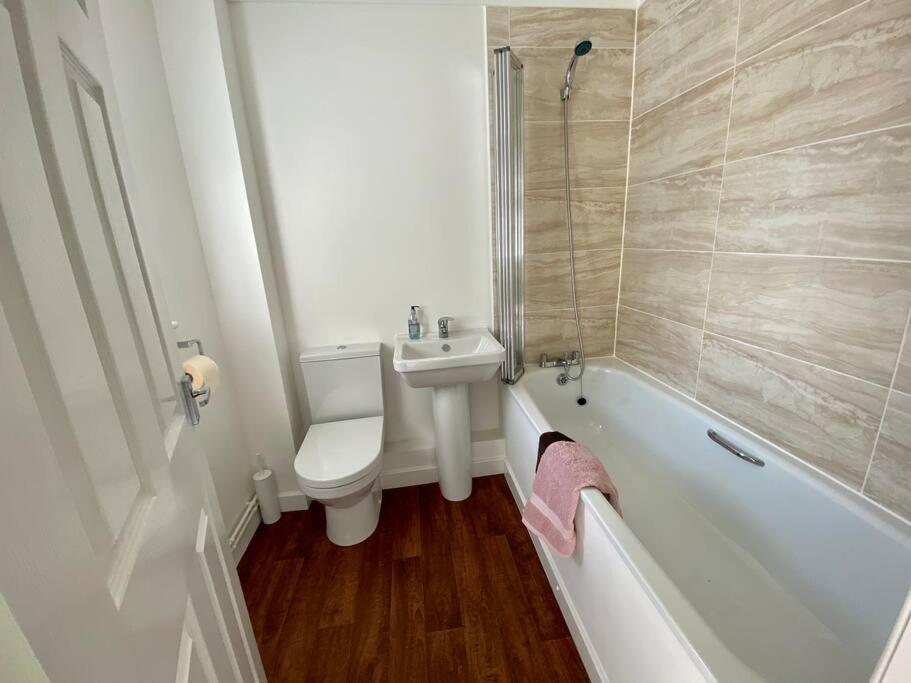 Cosy Bungalow Near Open Countryside 费利克斯托 外观 照片