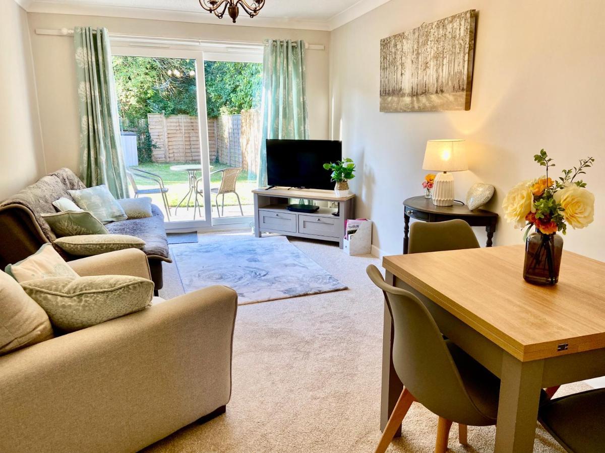 Cosy Bungalow Near Open Countryside 费利克斯托 外观 照片
