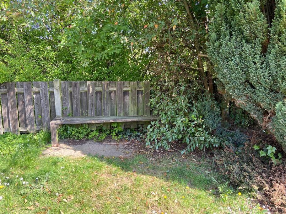 Cosy Bungalow Near Open Countryside 费利克斯托 外观 照片