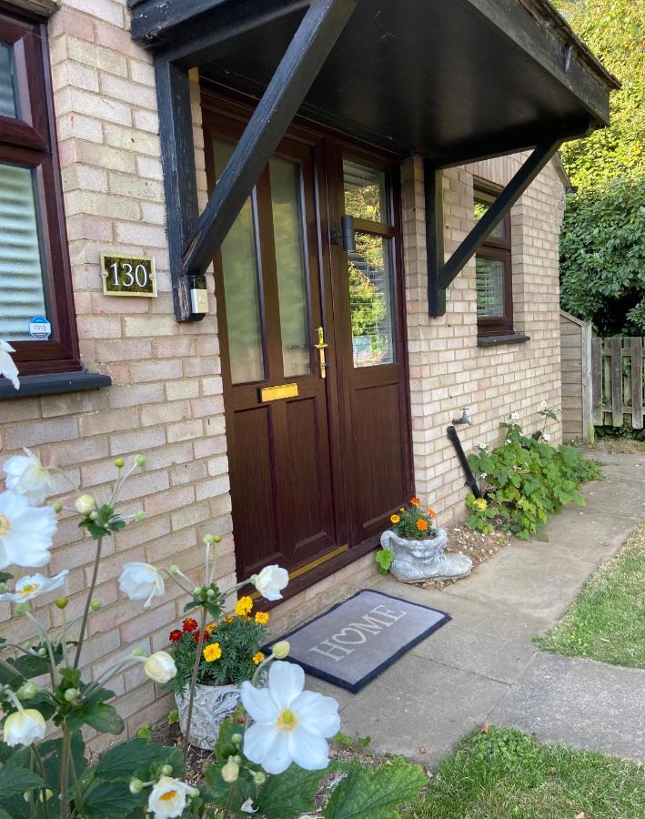 Cosy Bungalow Near Open Countryside 费利克斯托 外观 照片